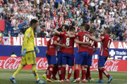 Los jugadores del Atlético de Madrid celebran el cuarto gol de su equipo, del delantero Antoine Griezmann, durante el partido de la trigésimo primera jornada de Liga contra el Betis, en el estadio Vicente Calderón de Madrid.-EFE