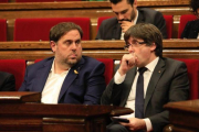 Oriol Junqueras y Carles Puigdemont, en el Parlament, en octubre del 2017-FERRAN NADEU