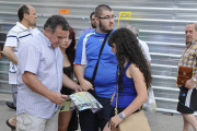 Un grupo de turistas ayer en la capital. / VALENTÍN GUISANDE-