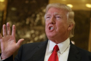 Donald Trump habla con los periodistas en la Trump Tower de Nueva York.-AP