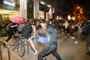 Cargas de los Mossos contra independentistas en la calle Mallorca.-FERRAN NADEU