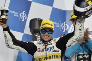 El suizo Thomas Luthi celebra la controvertida victoria en el podio.-EFE