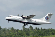 Imagen de un avión de la compañía Trigana Air Service ATR42-300, el mismo modelo que se ha estrellado en Papúa.-AP
