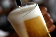Un camarero sirve una pinta de cerveza en un pub de Londres, Reino Unido.-REUTERS / PETER NICHOLLS