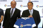 Los presidentes del BBVA, Francisco González, y de la LFP, Javier Tebas, en el 2013.-EFE / MIGUEL RAJMIL