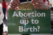 Manifestación en contra del aborto frente al Parlamento irlandés de Dublín en el 2013.-AFP / PETER MUHLY