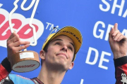 Àlex Márquez celebra, en el podio de Le Mans, su victoria en Moto2.-AFP / JEAN-FRANCOIS MONIER