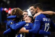 Los jugadores del Chelsea se abrazan tras marcar al Malmoe.-EL PERIÓDICO