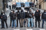 uerzas de seguridad cierran el paso en una calle de París.-AFP / ZAKARIA ABDELKAFI
