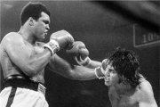 Alfredo Evangelista peleando contra Ali en el ring.-