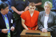 Nikolas Cruz, centro, junto a su abogada defensoras Melisa McNeill.-/ REUTERS