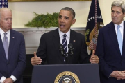 Obama (centro), junto a Biden (derecha) y Kerry, en la Casa Blanca, este viernes.-AP / SUSAN WALSH