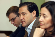 El diputado nacional del PP Ildefonso Pastor (I), la senadora Ana Torme y el procurador Raúl de la Hoz explican las medidas de los gobiernos populares contra el desempleo juvenil-Ical