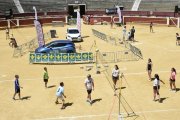 El Torneo Voley Plaza echaba a andar ayer con los primeros partidos en el coso de San Benito.-Valentín Guisande