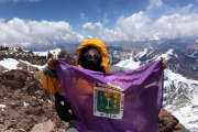 Gonzalo de Miguel, con la bandera de Monetagudo de las Vicarías, en el Aconcagua.-CEDIDA