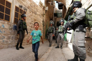 Una patrulla de la policía fronteriza israelí pasea por el mercado de la ciudad de Qusbah,  en Cisjordania.-/ EFE / ABED AL HASHLAMOUN