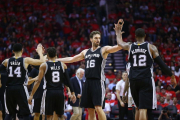 Pasu Gasol celebra el gran partido con sus compañeros.-AFP
