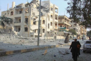 Un hombre camina entre edificios dañados por los bombardeos rusos en la ciudad siria de Idleb.-REUTERS / AMMAR ABDULLAH