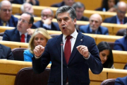 El portavoz popular en el Senado, Ignacio Cosidó, durante su intervención en la sesión de control de este martes.-FERNANDO VILLAR (EFE)