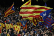 'Estelades' en las gradas del Camp Nou, durante el Barça-Leverkusen disputado el pasado 29 de septiembre-VALENTÍ ENRICH