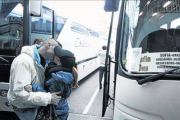 Despedida junto a un bus que va de Bulgaria a otros países de la UE.-Foto:  REUTERS / STOYAN NENOV