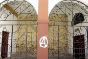 Al fondos, pared con piedras del antiguo monasterio-LUIS ÁNGEL TEJEDOR