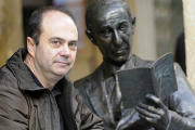 Fermín Herrero junto a la estatua de Gerardo Diego junto al Casino La Amistad / ÚRSULA SIERRA-