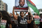 Activistas protestas por la muerte de Eric Garner ocurrida hcae cinco años en manos de la policía de Nueva York.-AP
