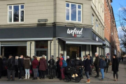 Colas a las puertas del supermercado WeFood, el pasado  día 22, cuando abrieron sus puertas.-WEFOOD