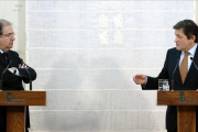 Los presidentes de la Junta de Castilla y León, Juan Vicente Herrera, y del Principado de Asturias, Javier Fernandez, este lunes después de mantener una reunión.-EFE/ NACHO GALLEGO