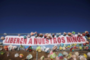 Cartel que reivindica los derechos de los migrantes.-REUTERS