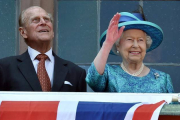 La reina Isabel II y su marido, el príncipe de Edimburgo, este jueves en Fráncfort, con motivo de su visita a Alemania.-Foto: AP / BORIS ROESSLER