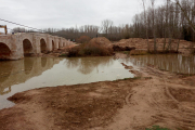 Las obras en el puente de Langa hicieron que se habilitase una pasarela temporal que la crecida dejó impracticable. HDS