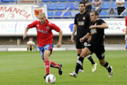 Ripa y dos jugadores del Girona en el enfrentamiento de la temporada pasada. / Valentín Guisande-