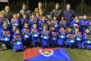 Las jóvenes promesas recibieron los primeros álbumes de cormos del CD Numancia de la mano de jugadores del primer equipo. HDS