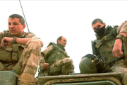 Soldados españoles en Najaf (Irak), el 17 de abril del 2004.-AP / STEFAN ZAKLIN