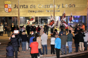 Protesta, ayer, a las puertas de la delegación de la Junta en Soria. VALENTÍN GUISANDE