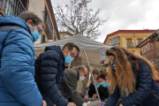 Sorianos firmando en la mesa de Soria Ya colocada en el centro de la capital. A.C.