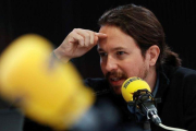 El secretario general de Podemos, Pablo Iglesias, durante la entrevista de la cadena Ser de este lunes.-EL PERIÓDICO (EFE / EMILIO NARANJO)