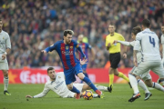 Messi controla un balón en un Barça-Madrid.-JORDI COTRINA