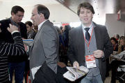 Carlos Martínez, pasa junto al secretario de Organización del PSOE, Óscar López, en el Congreso Federal. / ICAL-