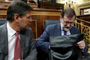 El presidente del Ejecutivo, Mariano Rajoy, junto al ministro de Justicia, Rafael Catalá.-CHEMA MOYA (EFE)