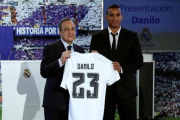 Florentino Pérez entrega la camiseta a Danilo en el acto de presentación del jugador.-Foto: DAVID CASTRO