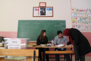 Una votante en su colegio electoral de Estambul.-TOLGA BOZOGLU