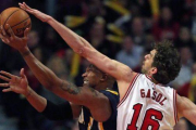 Pau Gasol disputa el balón a David West, de Indiana Pacers.-Foto: AFP / JONATHAN DANIEL