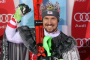 Marcel Hirscher, contento en el podio de Zagreb.-/ AFP