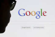 Un usuario ante el buscador de Google.-FRANCOIS LENOIR (REUTERS)