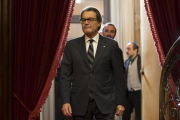 Artur Mas entra en el hemiciclo del Parlament, con Antonio Baños (CUP) al fondo.-JULIO CARBÓ
