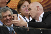 Ángel María Villar y Gianni Infantino, presidente de la FIFA.-/ AP / LAURENT GILLERON