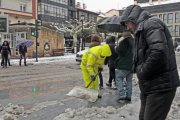 Un operario retira nieve en el centro de la capital con una pala.-MARIO TEJEDOR